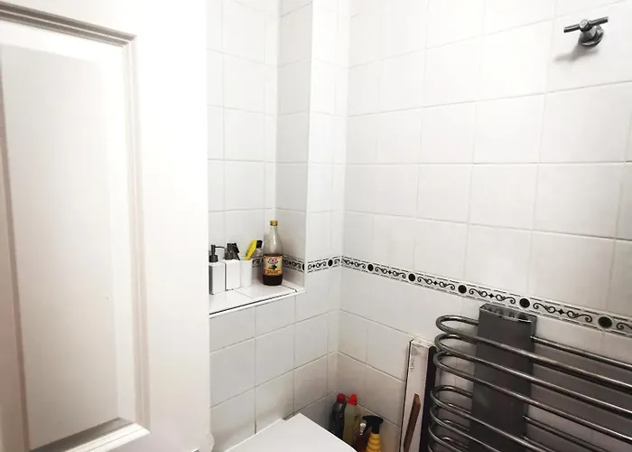 Single In Charming With The Terrace And The Cat In Sandymount Дублин